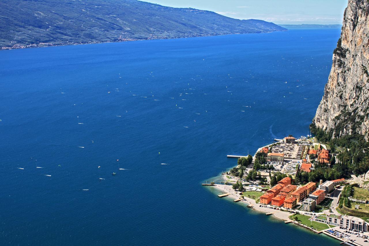Campione Giulia Exclusive Lakefront Apartment By Gardadomusmea Campione del Garda Exterior foto